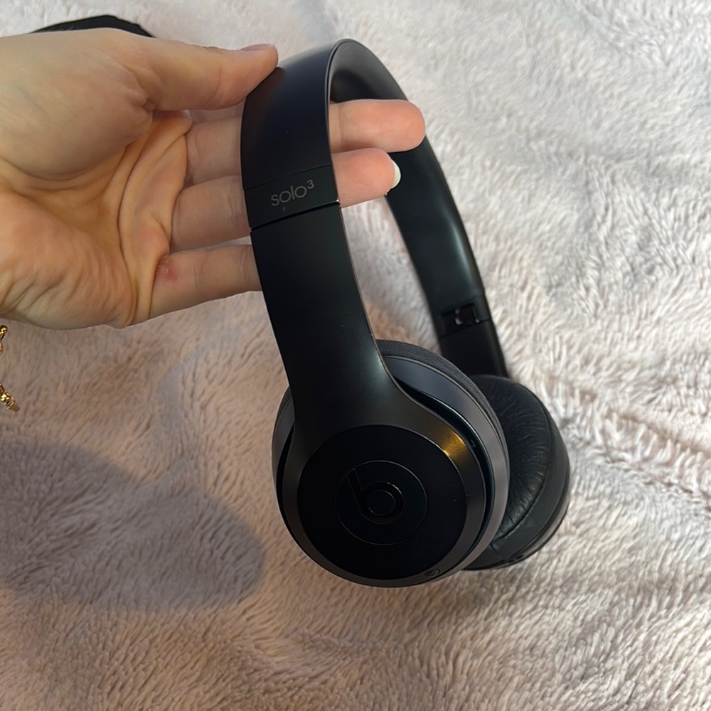 Beats Solo 3 Black Wireless Headphones - Picture 2 of 8